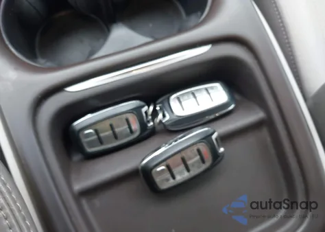 2017 Chrysler Pacifica Touring-L z USA, uszkodzony, nr VIN 2C4RC1BG5HR635084